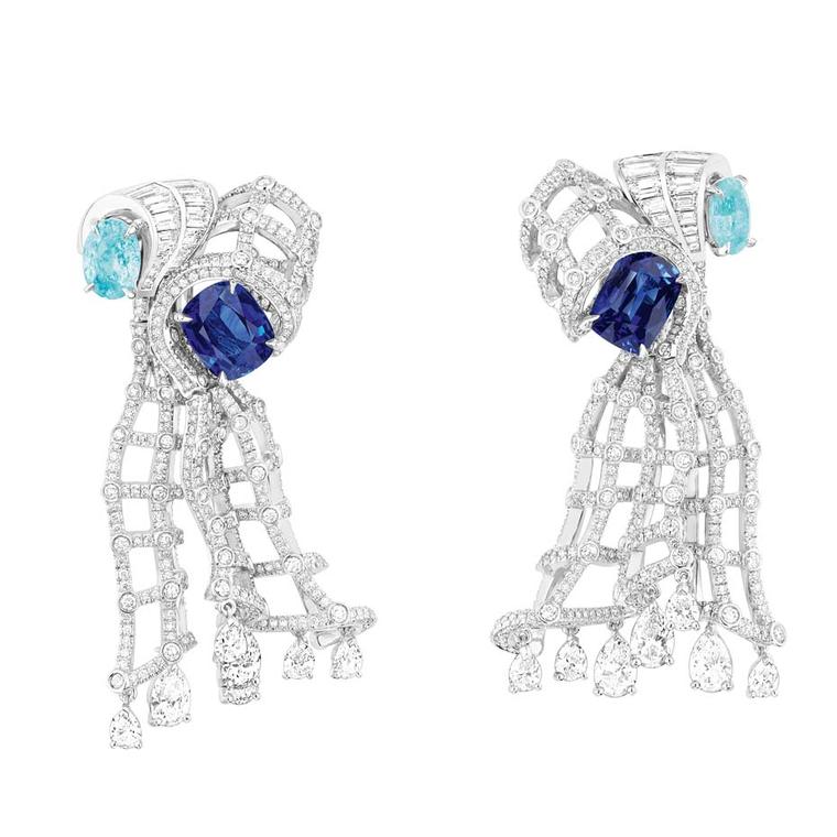 Dior Verticale Godet Sapphire earrings in white gold, featuring blue sapphires, diamonds and Paraíba tourmalines.